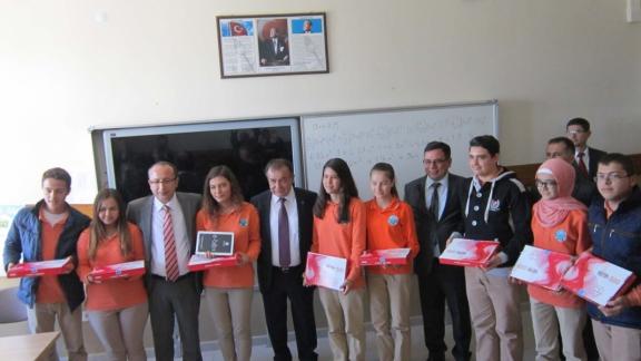 FATİH Projesi Kapsamında Celalettin Topçu Anadolu Lisesinde Tablet Dağıtımı Yapıldı